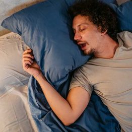 Қорыл және ұйқы апноэі: әр тыныс алу үшін күрес