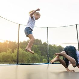 Батутта секірулер: балалар денсаулығына қауіп төндіретін көңіл көтеру