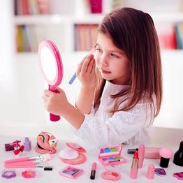 Ребенок хочет краситься: запрещать или разрешить? Психологический взгляд на первые эксперименты