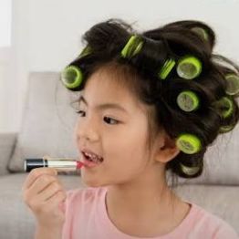 Ребенок хочет краситься: запрещать или разрешить? Психологический взгляд на первые эксперименты